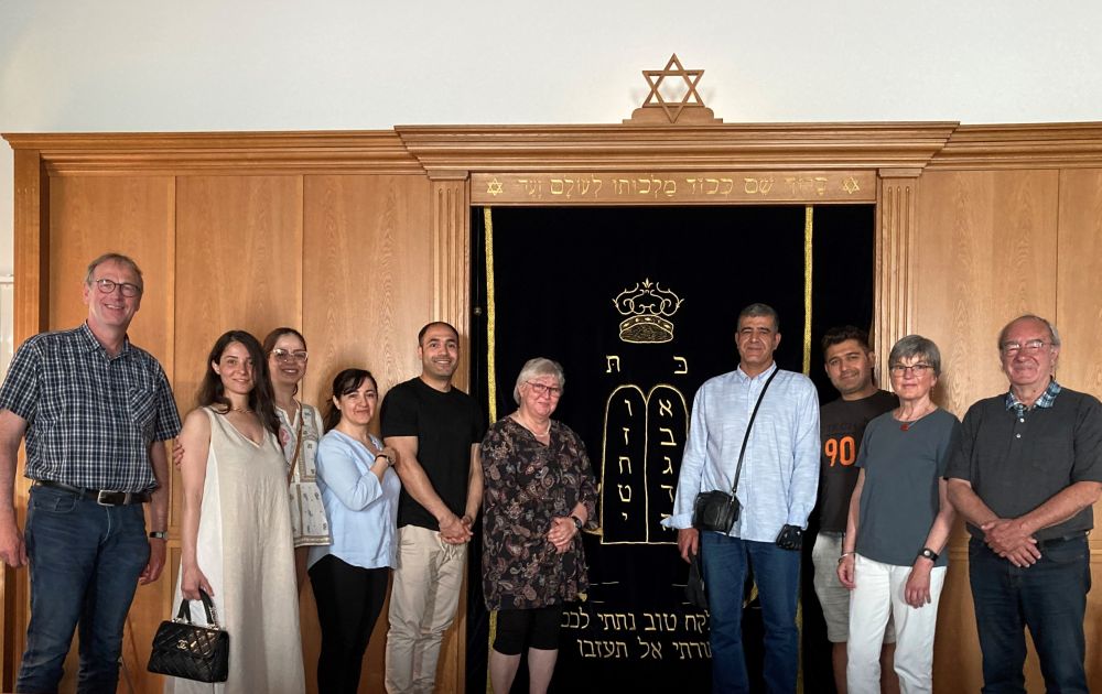 Iranisch-deutscher Besuch - Pfarrer Dieter Bökemeier (links) und Mitglieder des internationalen Bibelkreises in der Synagoge zusammen mit Prof. Matitjahu Kellig (rechts)