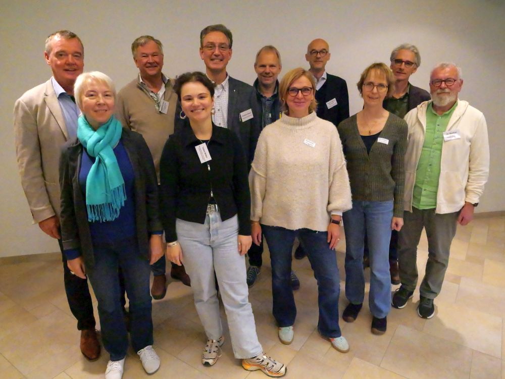 Der Mensch – Gottes Ebenbild - Religionslehrertag 2024. Mit Schulreferent Andreas Mattke, Astrid Baron, Reinhard Horn, Tabea Böker, Christian Rasch, Gerald Klaassen, Sonja Hausmann, Prof. Dr. Bernd Schröder, Stefanie Rosenau, Kirchenrat Thomas Warnke und Dr. Manfred Karsch (von links).