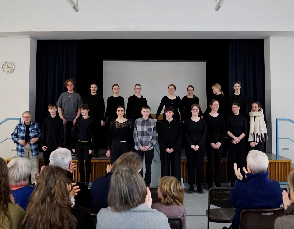 Zeichen gegen das Vergessen - Schülerinnen und Schüler erarbeiteten Theaterszenen zum Leben des Detmolders Fritz Herzberg. Links im Bild dessen Tochter, Joanne Herzberg. Foto: Elisabeth Hecker/Grabbe-Gymnasium
