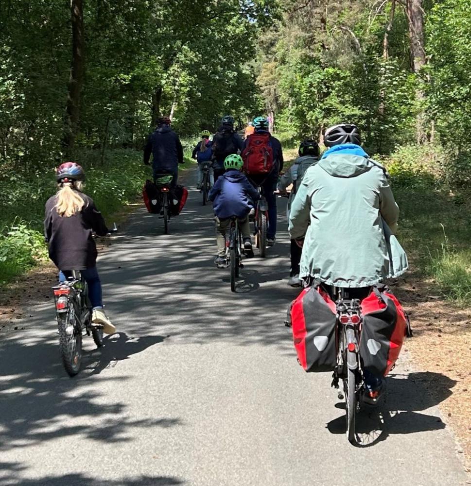 Väter und Kinder mit dem Fahrrad unterwegs  