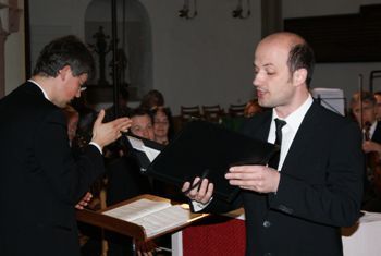 Auf Gott vertrauen - Kantor Volker Jänig (links) mit Tenor Johann Penner, der einige Solo-Parts der Bach-Kantate übernahm.